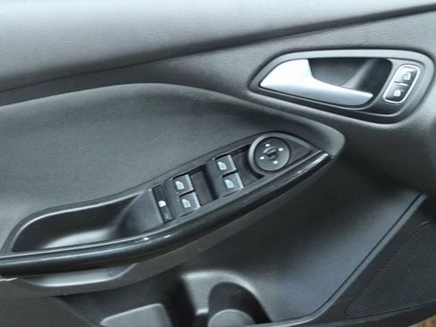 Used 2018 Ford Focus Titanium image 9