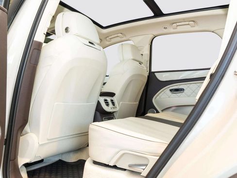 Used 2022 Bentley Bentayga AWD/4WD image 53