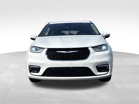 Used 2023 Chrysler Pacifica Touring-L FWD image 2