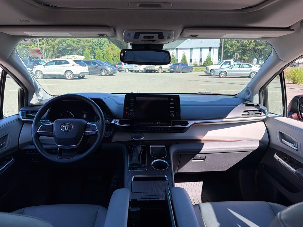 Used 2024 Toyota Sienna XLE w/ XLE Plus Package AWD/4WD image 8