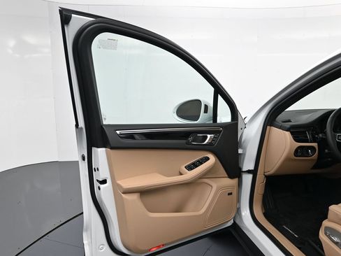 Certified 2026 Porsche Macan AWD/4WD image 16