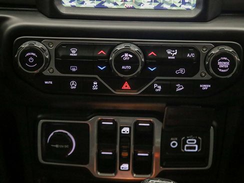 Used 2018 Jeep Wrangler Unlimited Sahara AWD/4WD image 18