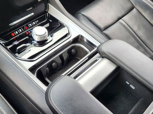 Used 2025 Jeep Wagoneer 4WD image 18