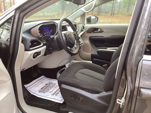 Used 2023 Chrysler Voyager LX FWD image 9