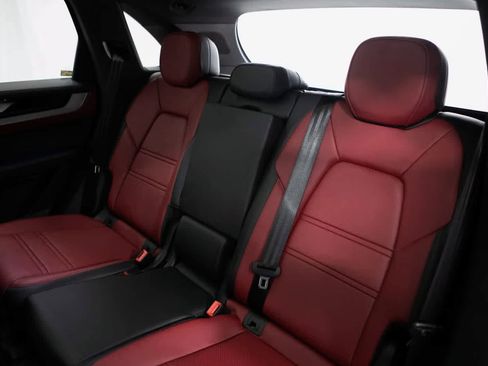 Certified 2025 Porsche Cayenne E-Hybrid AWD/4WD image 38