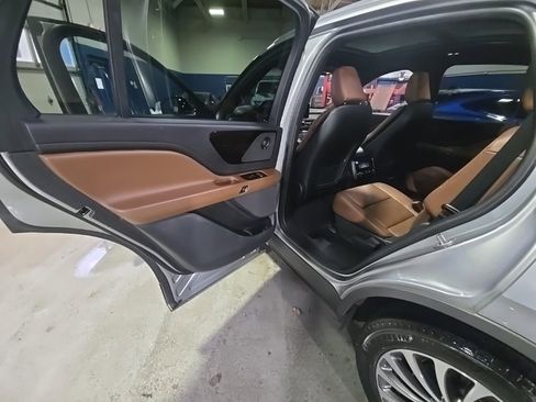 Used 2023 Lincoln Aviator Reserve w/ Equipment Group 201A image 10