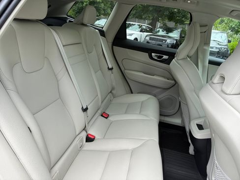 Used 2022 Volvo XC60 B5 Momentum w/ Protection Package Premier FWD image 29