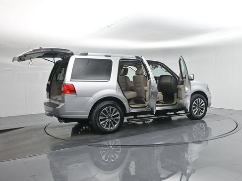 Used 2017 Lincoln Navigator Select RWD image 5