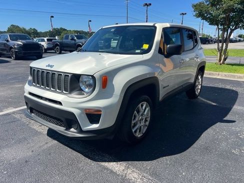 Used 2023 Jeep Renegade Latitude AWD/4WD image 4