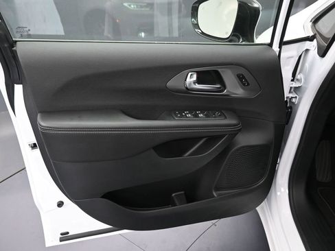 New 2026 Chrysler Pacifica Select image 13