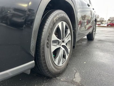 Used 2024 Toyota Highlander XLE image 12