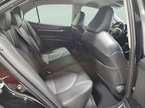 Used 2020 Toyota Camry SE w/ Cold Weather Package image 17