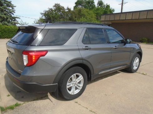 Used 2021 Ford Explorer XLT w/ Equipment Group 202A AWD/4WD image 9