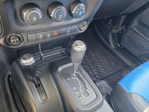 Used 2018 Jeep Wrangler Unlimited Sahara AWD/4WD image 19