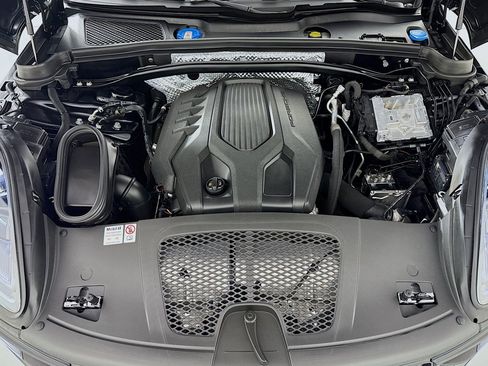 Used 2025 Porsche Macan AWD/4WD image 10