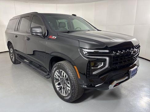 Used 2025 Chevrolet Suburban Z71 image 2