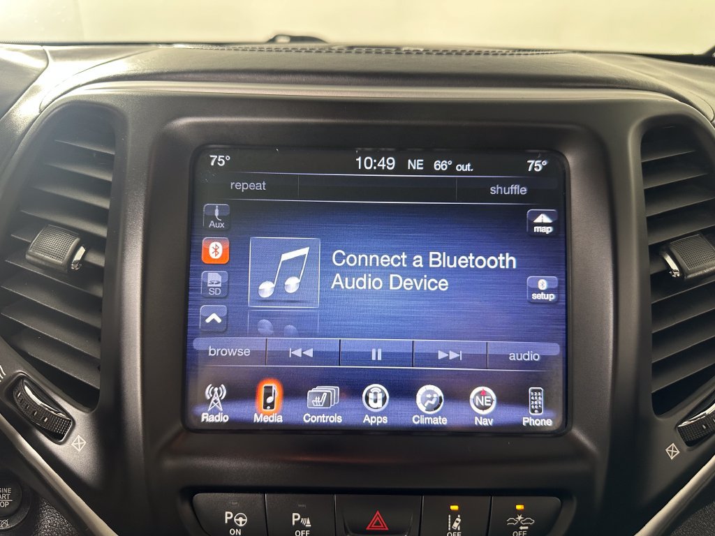 Used 2017 Jeep Cherokee Overland w/ Technology Group AWD/4WD image 29