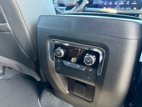 New 2026 Chevrolet Suburban High Country image 17