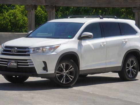 Used 2019 Toyota Highlander LE AWD/4WD image 3