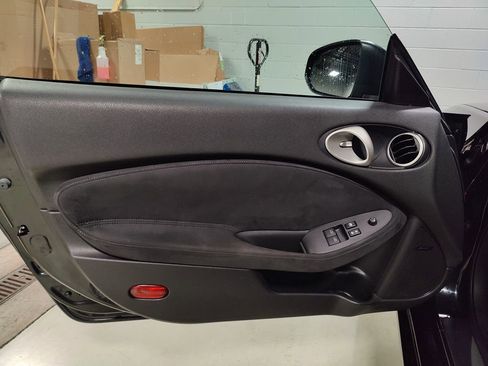 Used 2009 Nissan 370Z Touring image 19