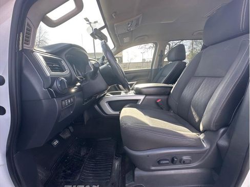 Used 2019 Nissan Titan SV w/ SV Convenience Package image 13
