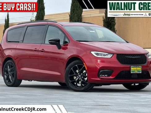 New 2026 Chrysler Pacifica Limited w/ S Appearance Package image 1