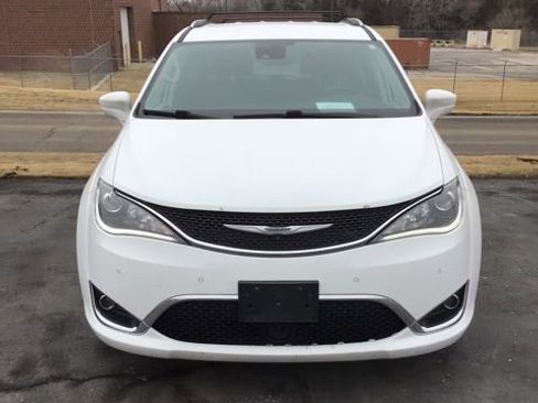 Used 2019 Chrysler Pacifica Touring-L Plus w/ Advanced Safetytec Group image 3