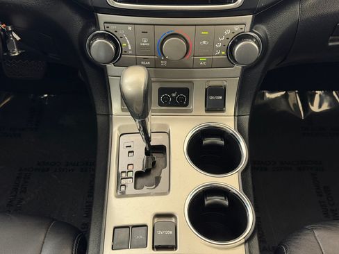 Used 2013 Toyota Highlander SE FWD image 17