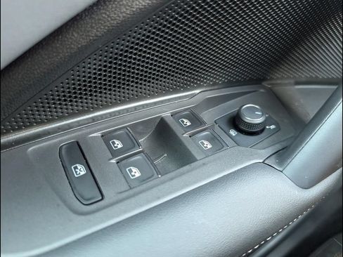 Certified 2025 Volkswagen Tiguan SE w/ Panoramic Sunroof Package AWD/4WD image 11