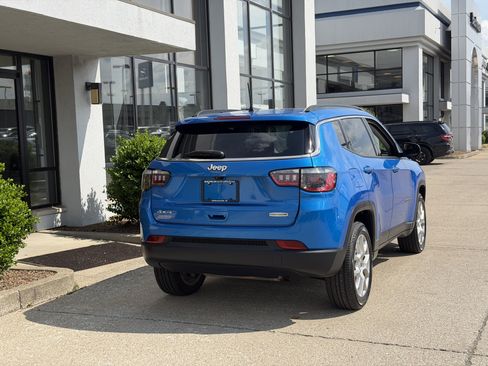 Used 2022 Jeep Compass Latitude w/ Sun and Sound Group AWD/4WD image 5