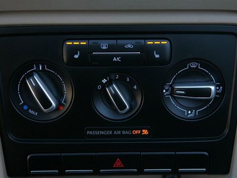 Used 2013 Volkswagen Beetle 2.5 image 21