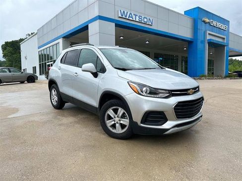 Certified 2022 Chevrolet Trax LT w/ LT Convenience Package image 2