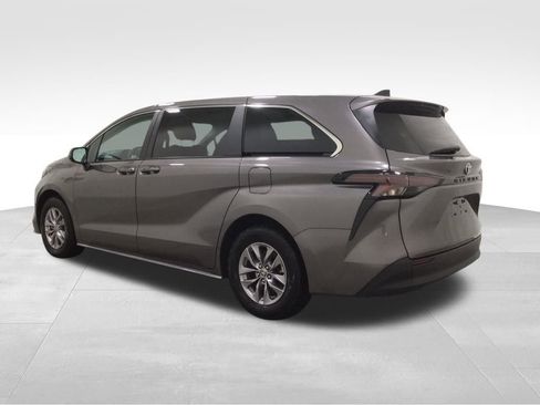 Used 2024 Toyota Sienna LE image 2