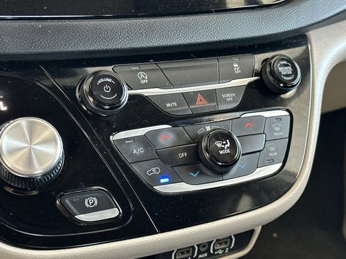 Used 2023 Chrysler Voyager LX image 18