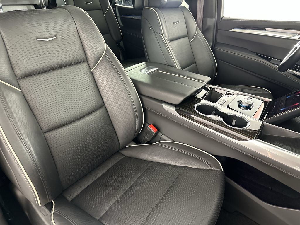 Used 2025 Cadillac Escalade Premium Luxury AWD/4WD image 31
