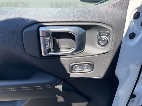 Used 2025 Jeep Wrangler Unlimited Sahara AWD/4WD image 30