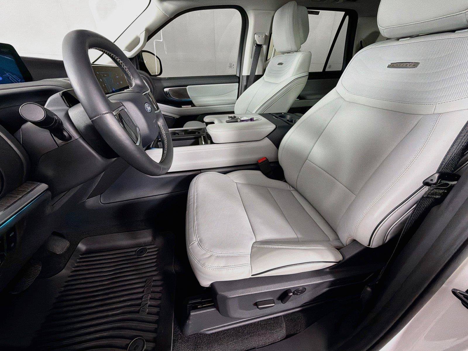 Used 2026 Ford Expedition Max Platinum w/ Platinum Ultimate Package AWD/4WD image 2