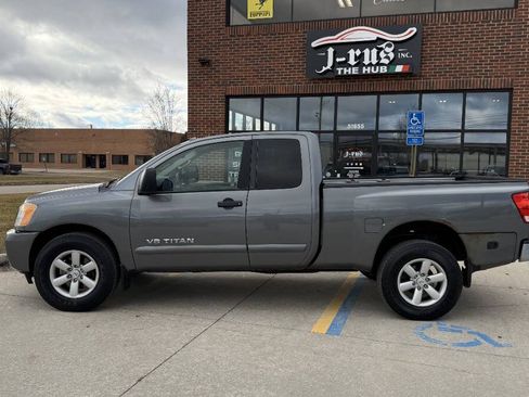Used 2014 Nissan Titan SV image 11