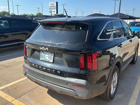 Used 2022 Kia Sorento LX FWD image 9