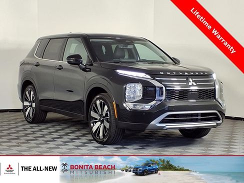 Used 2025 Mitsubishi Outlander SE image 1