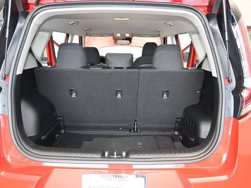 Used 2025 Kia Soul LX w/ LX Technology Package FWD image 10
