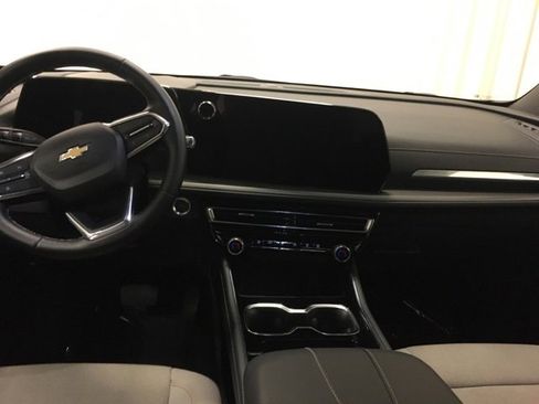 Used 2025 Chevrolet Traverse LT image 19