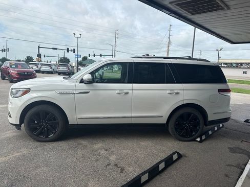 Used 2023 Lincoln Navigator Reserve AWD/4WD image 3