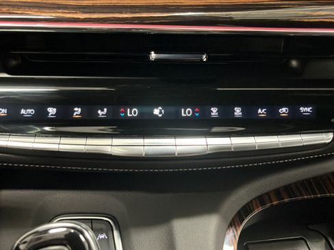 Used 2024 Cadillac Escalade ESV Luxury AWD/4WD image 16