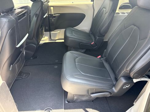 Used 2017 Chrysler Pacifica Touring-L Plus w/ Tire & Wheel Group FWD image 16