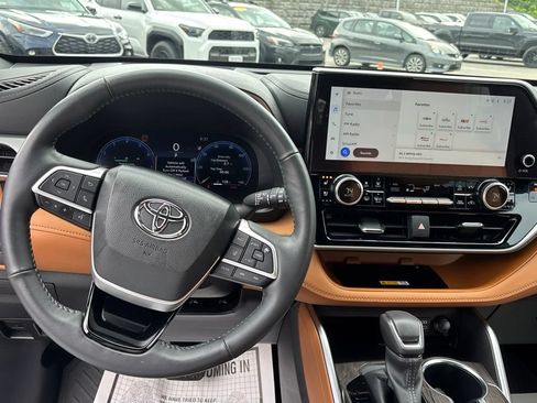 Used 2024 Toyota Highlander Platinum AWD/4WD image 9
