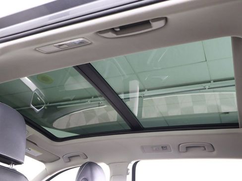 Used 2024 Volkswagen Tiguan SE w/ Panoramic Sunroof Package image 22