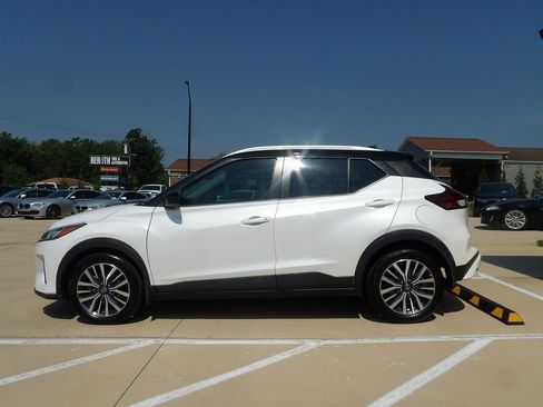 Used 2021 Nissan Kicks SV image 2