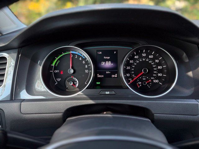 Used 2019 Volkswagen e-Golf SE FWD image 22