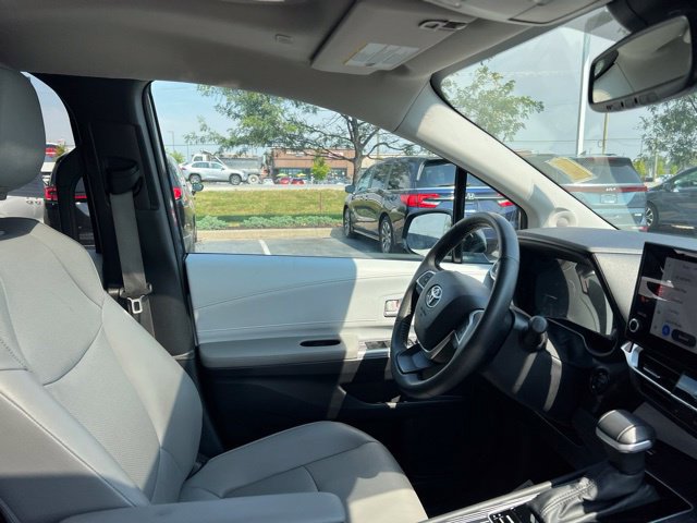 Used 2025 Toyota Sienna XLE w/ XLE Plus Package FWD image 37
